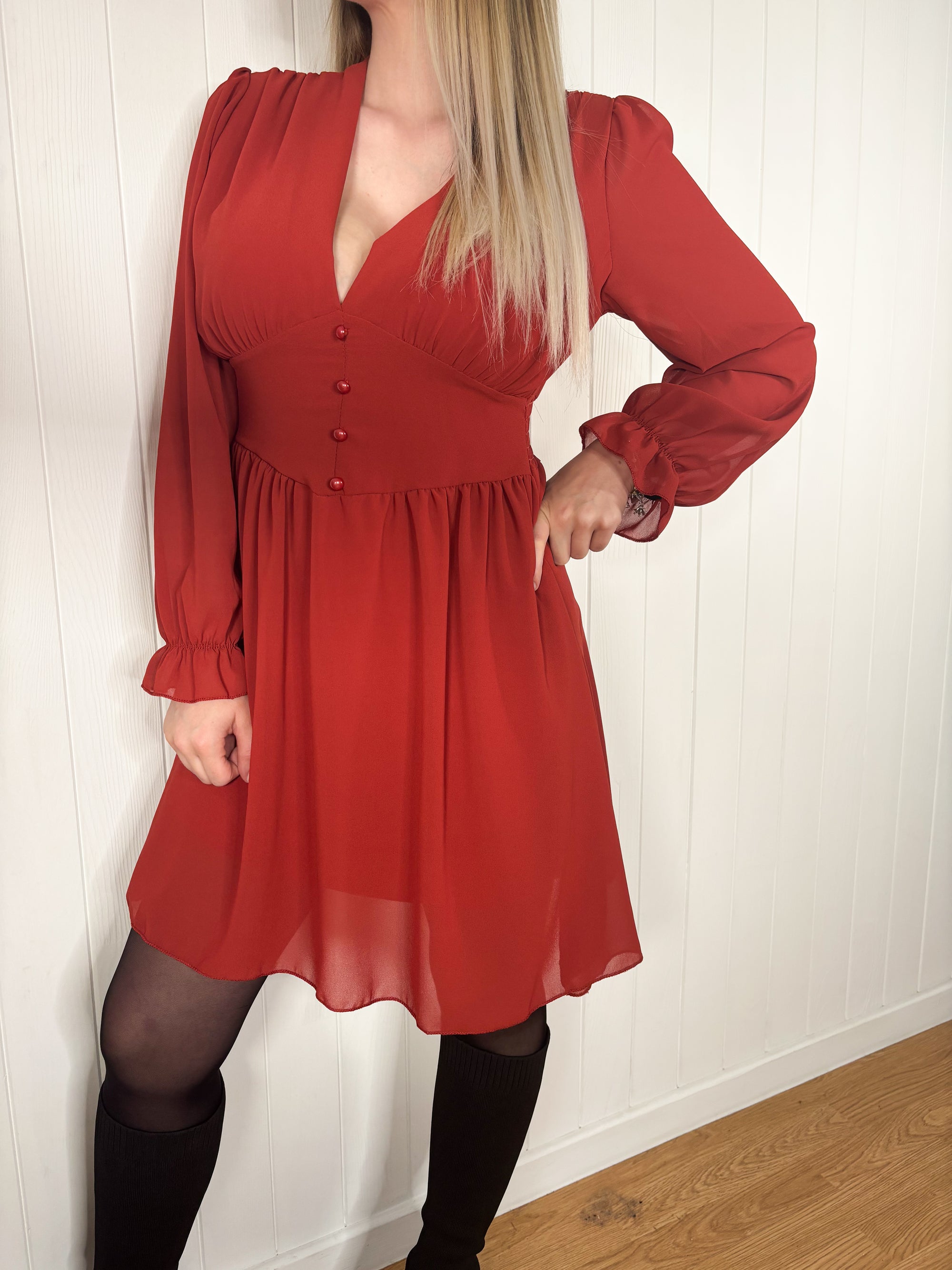 Robe courte unie à boutons