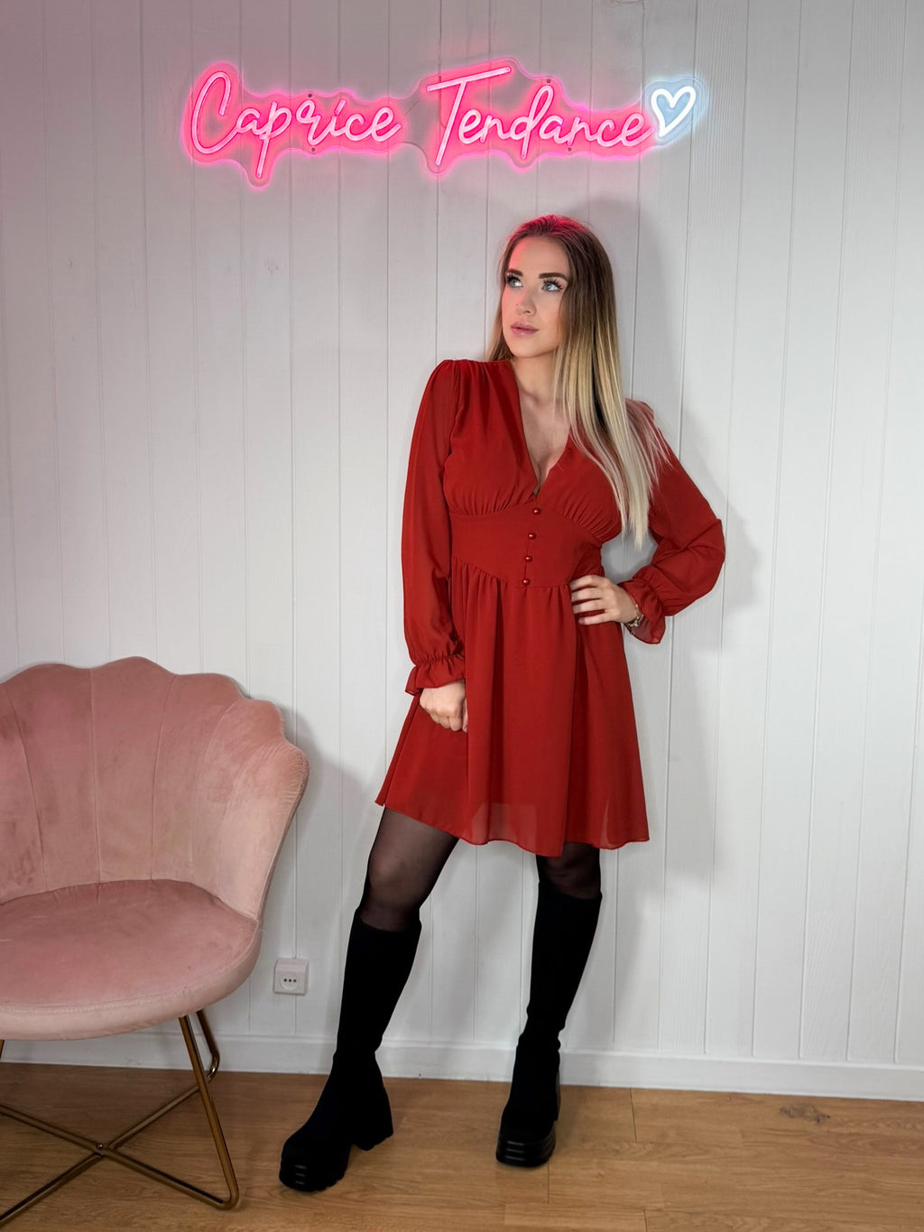 Robe courte unie à boutons