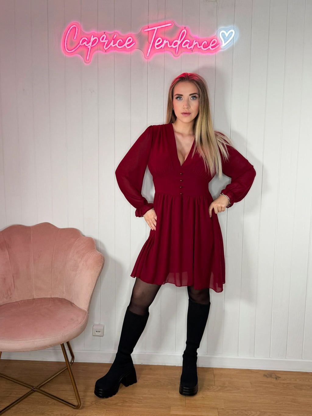 Robe courte unie à boutons